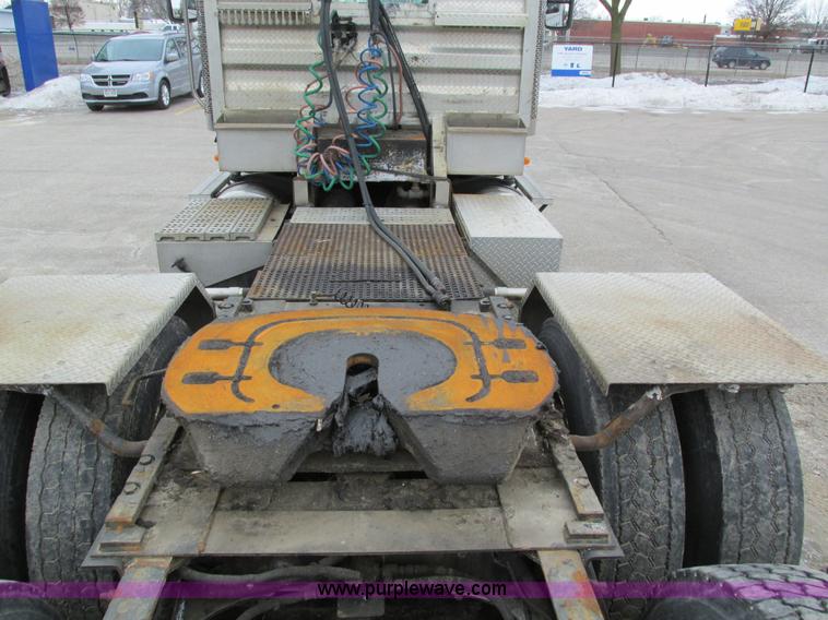 image for item I4192 2007 Freightliner Columbia 120 semi truck