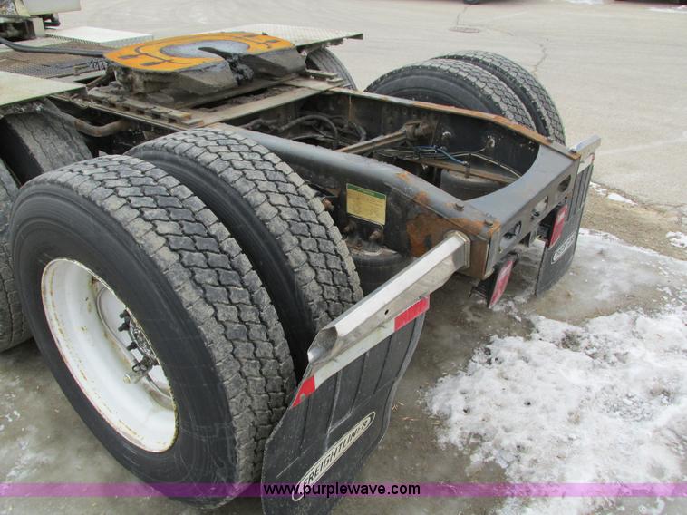 image for item I4192 2007 Freightliner Columbia 120 semi truck