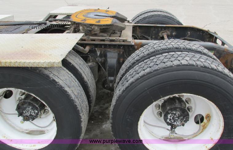 image for item I4192 2007 Freightliner Columbia 120 semi truck