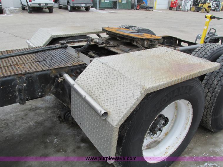 image for item I4192 2007 Freightliner Columbia 120 semi truck