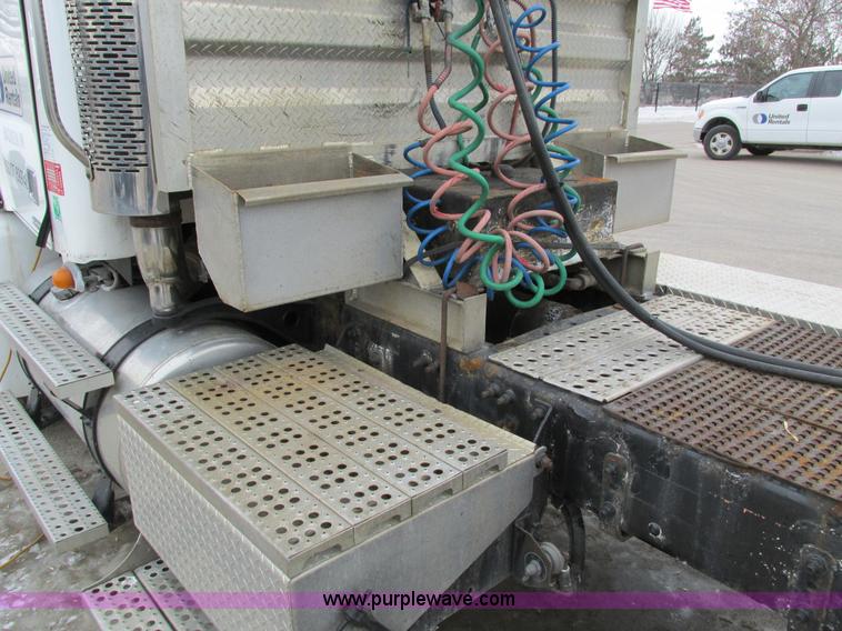 image for item I4192 2007 Freightliner Columbia 120 semi truck