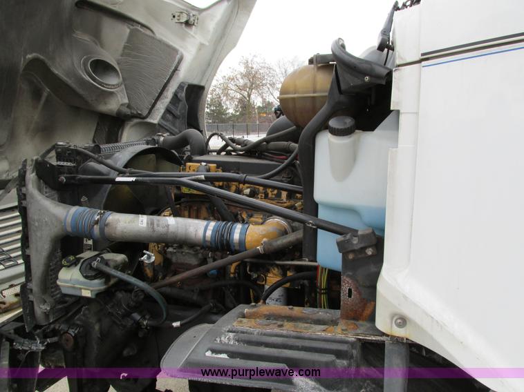 image for item I4192 2007 Freightliner Columbia 120 semi truck