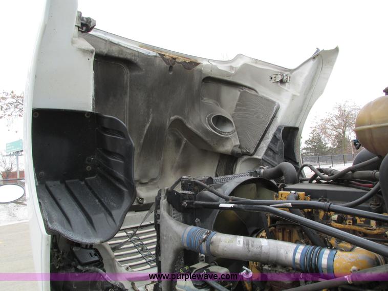 image for item I4192 2007 Freightliner Columbia 120 semi truck