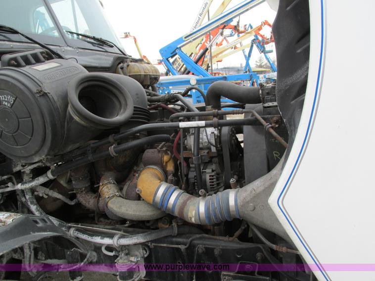 image for item I4192 2007 Freightliner Columbia 120 semi truck