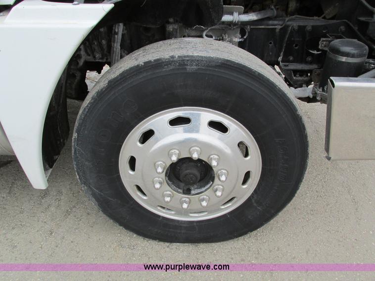 image for item I4192 2007 Freightliner Columbia 120 semi truck