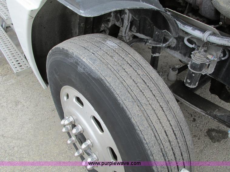 image for item I4192 2007 Freightliner Columbia 120 semi truck