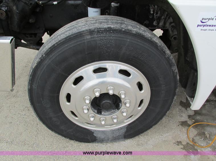 image for item I4192 2007 Freightliner Columbia 120 semi truck