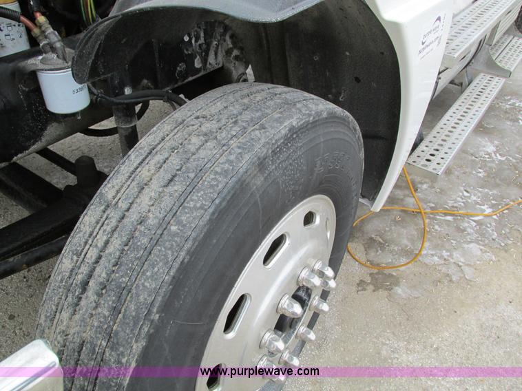 image for item I4192 2007 Freightliner Columbia 120 semi truck