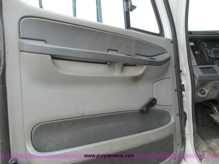 image for item I4192 2007 Freightliner Columbia 120 semi truck