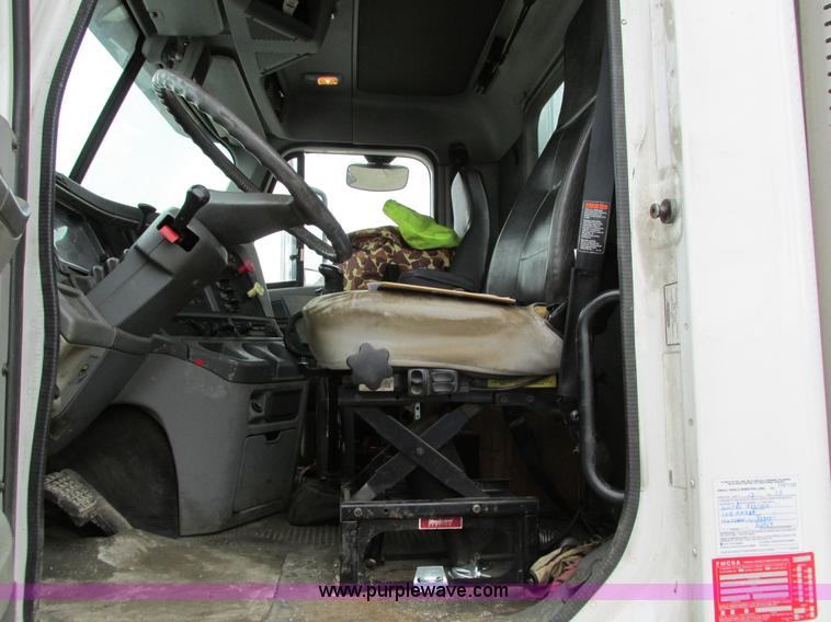 image for item I4192 2007 Freightliner Columbia 120 semi truck