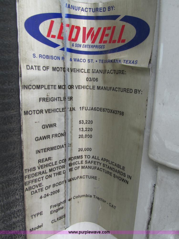 image for item I4192 2007 Freightliner Columbia 120 semi truck