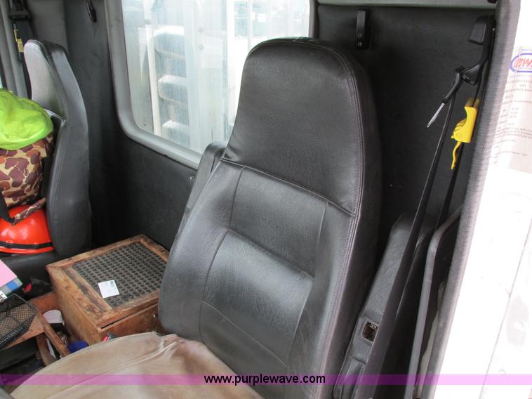 image for item I4192 2007 Freightliner Columbia 120 semi truck