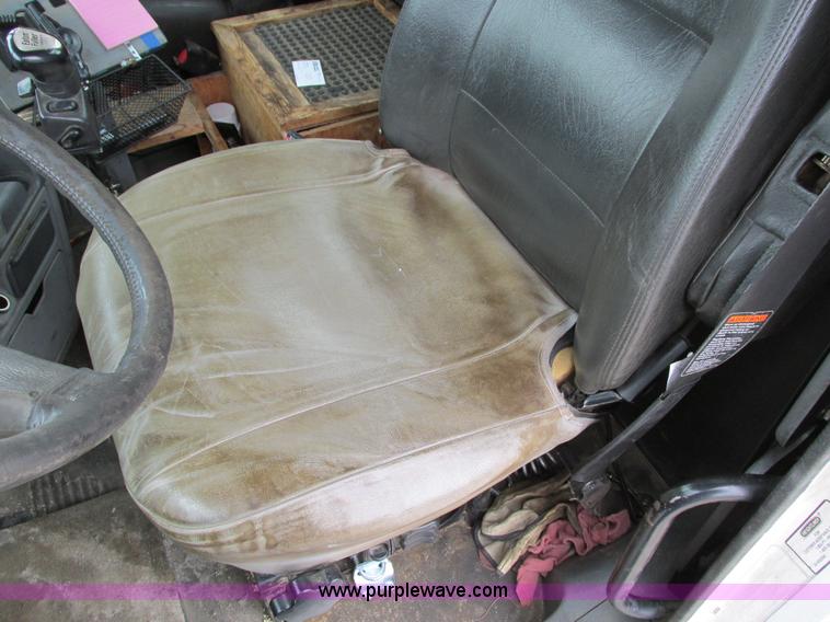 image for item I4192 2007 Freightliner Columbia 120 semi truck