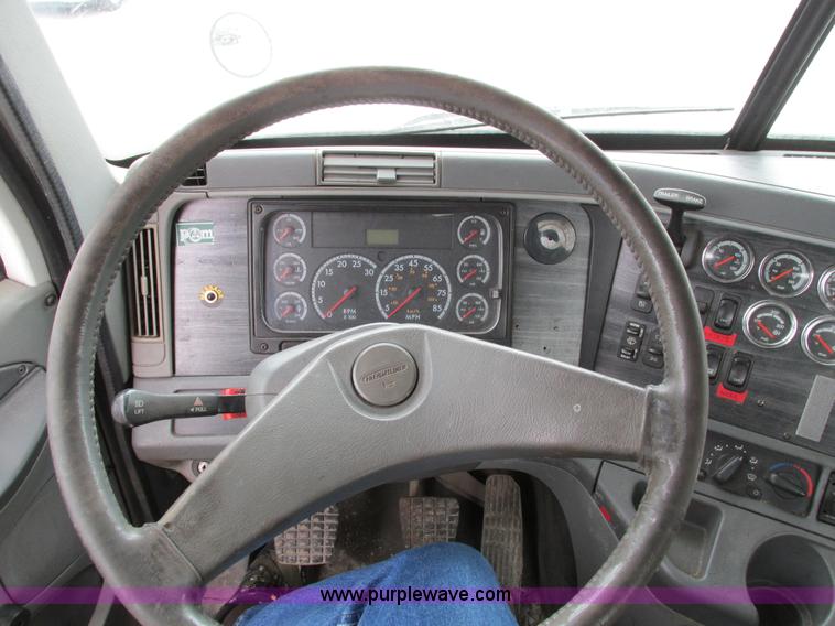 image for item I4192 2007 Freightliner Columbia 120 semi truck