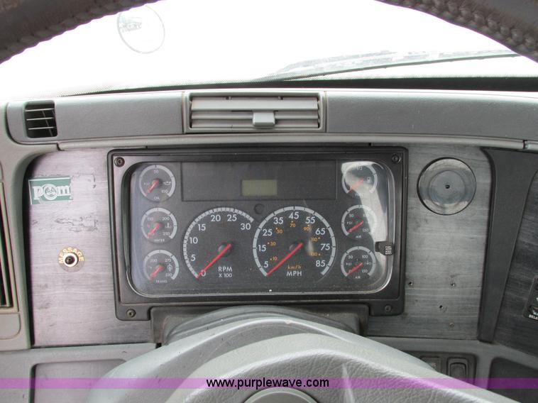 image for item I4192 2007 Freightliner Columbia 120 semi truck