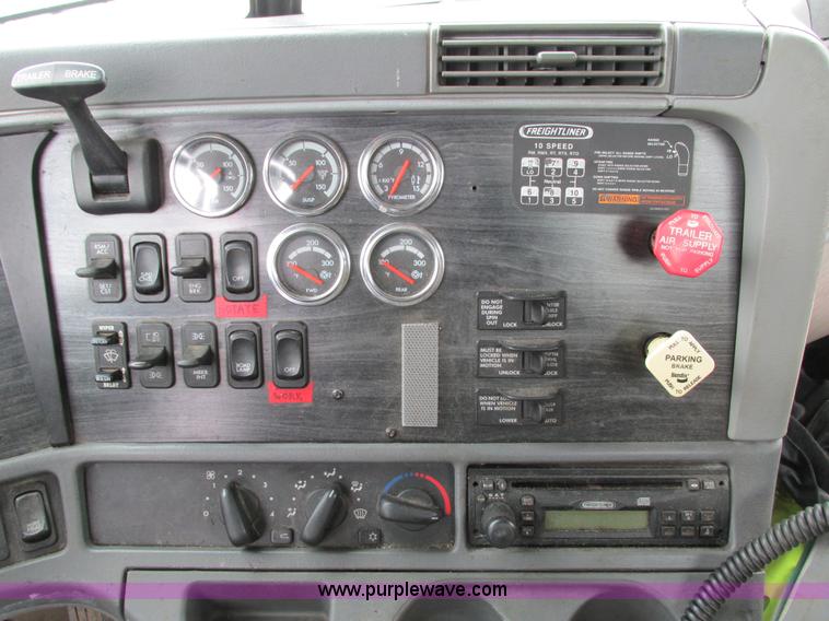 image for item I4192 2007 Freightliner Columbia 120 semi truck