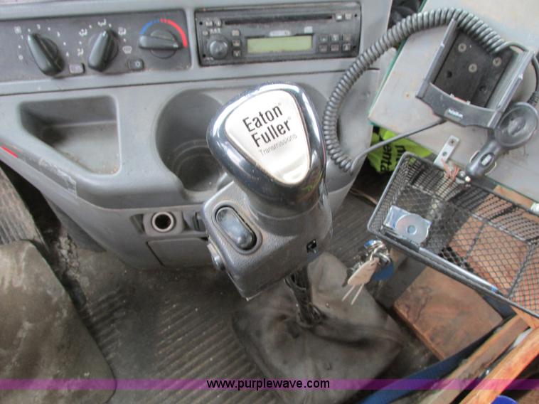 image for item I4192 2007 Freightliner Columbia 120 semi truck