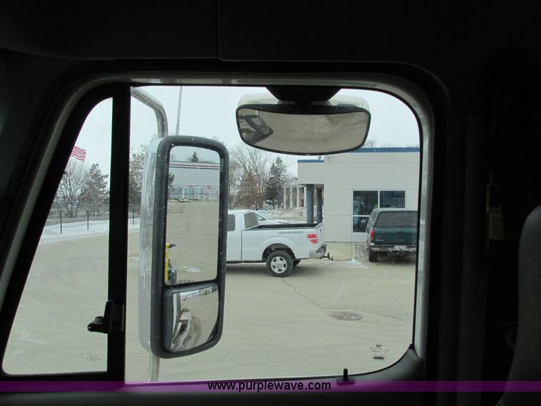 image for item I4192 2007 Freightliner Columbia 120 semi truck