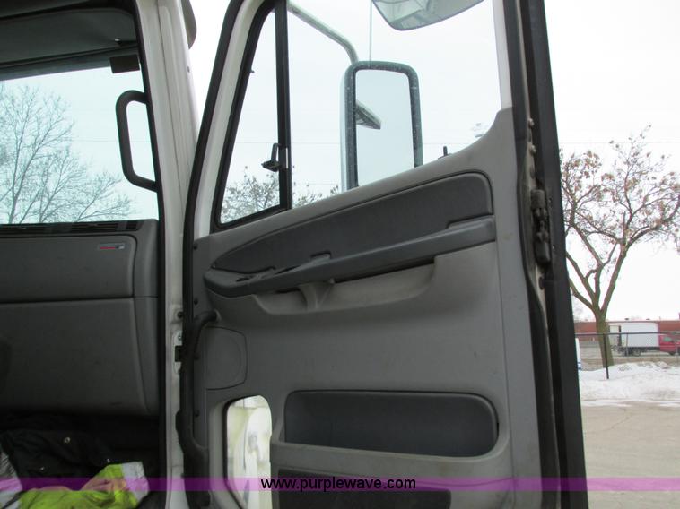 image for item I4192 2007 Freightliner Columbia 120 semi truck