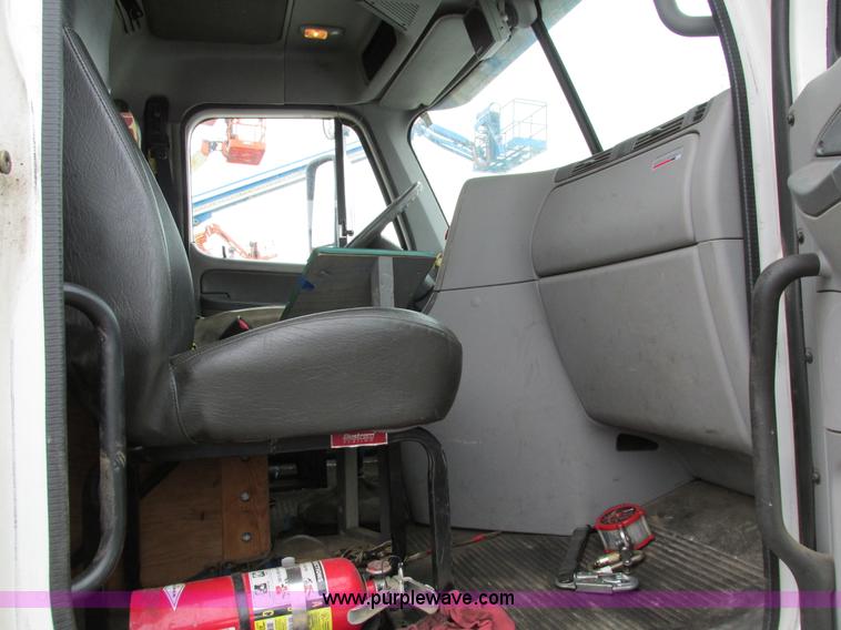 image for item I4192 2007 Freightliner Columbia 120 semi truck