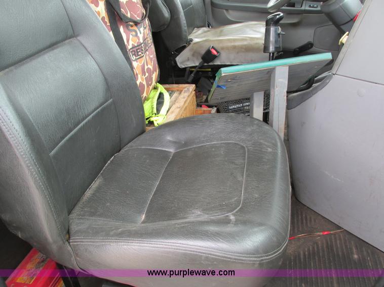 image for item I4192 2007 Freightliner Columbia 120 semi truck