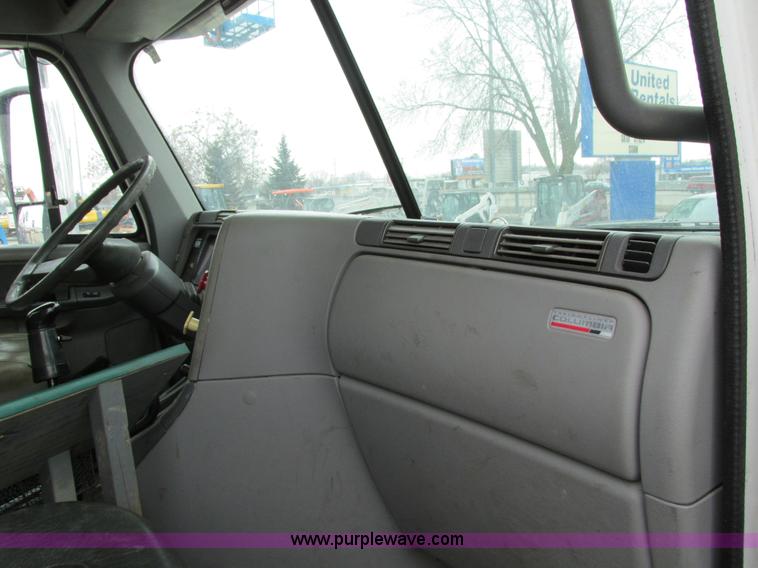 image for item I4192 2007 Freightliner Columbia 120 semi truck