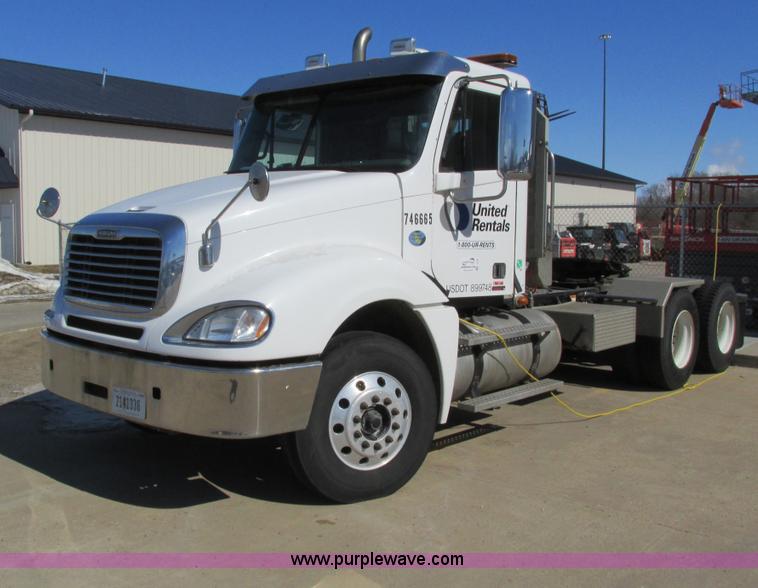 image for item I4193 2009 Freightliner Columbia 120 semi truck