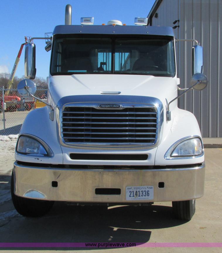 image for item I4193 2009 Freightliner Columbia 120 semi truck
