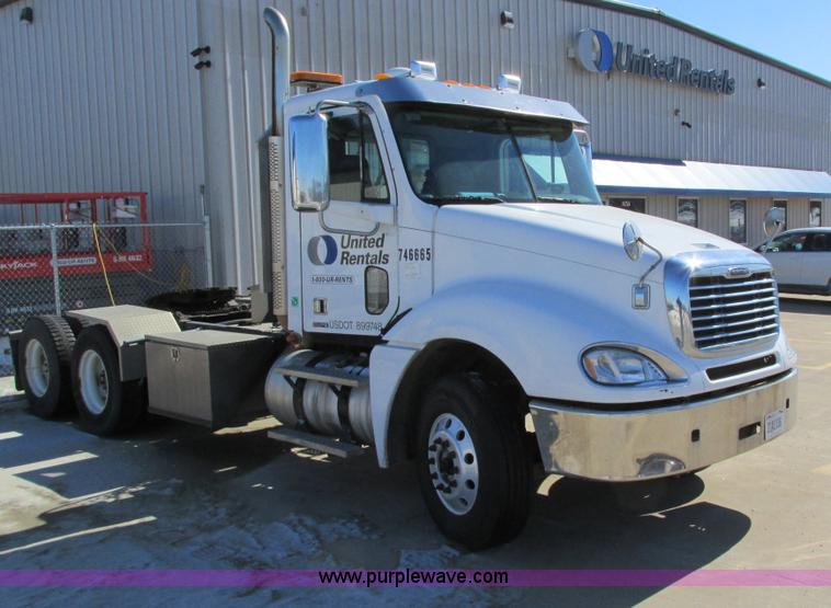 image for item I4193 2009 Freightliner Columbia 120 semi truck