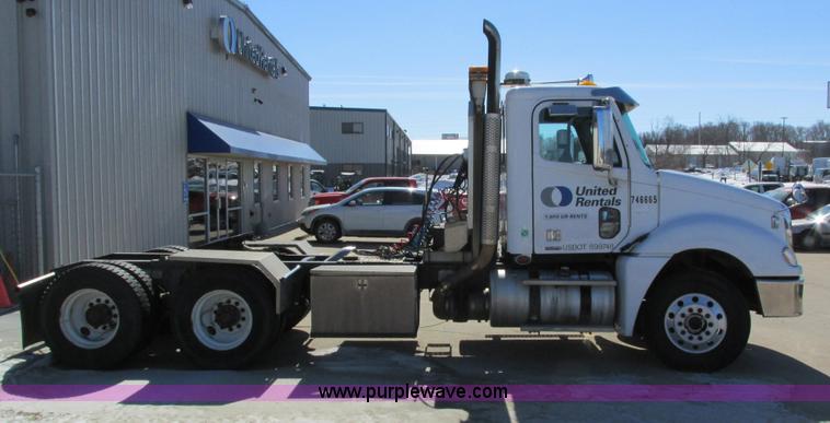 image for item I4193 2009 Freightliner Columbia 120 semi truck