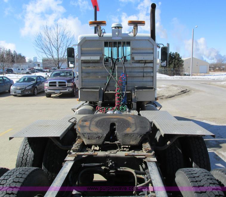 image for item I4193 2009 Freightliner Columbia 120 semi truck