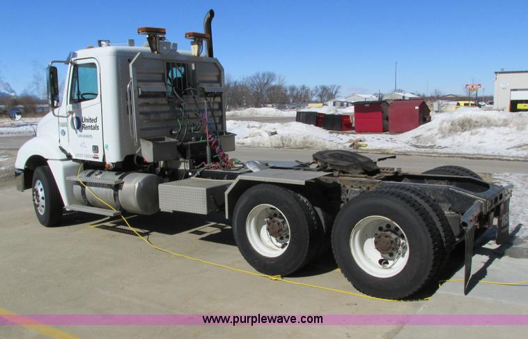 image for item I4193 2009 Freightliner Columbia 120 semi truck