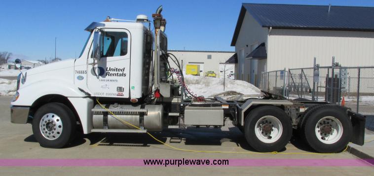image for item I4193 2009 Freightliner Columbia 120 semi truck