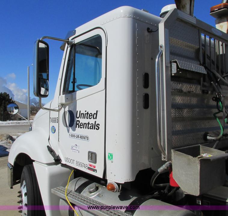 image for item I4193 2009 Freightliner Columbia 120 semi truck