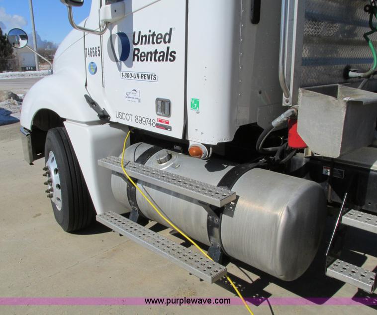 image for item I4193 2009 Freightliner Columbia 120 semi truck