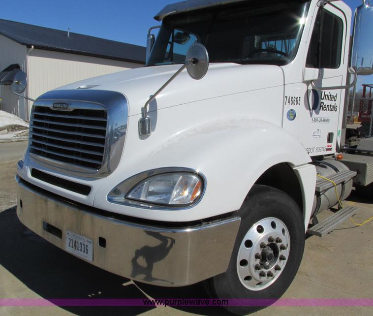 image for item I4193 2009 Freightliner Columbia 120 semi truck