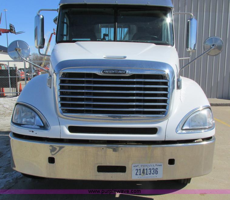 image for item I4193 2009 Freightliner Columbia 120 semi truck