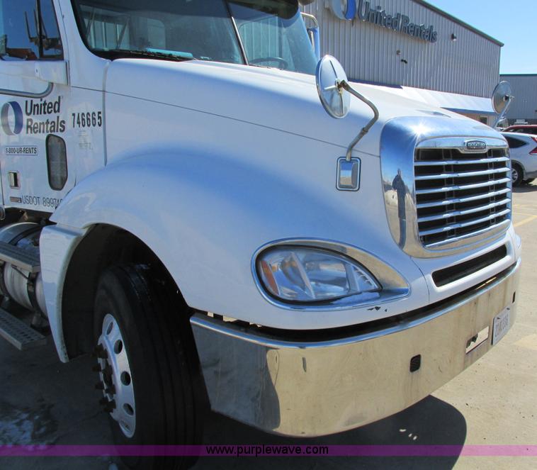 image for item I4193 2009 Freightliner Columbia 120 semi truck