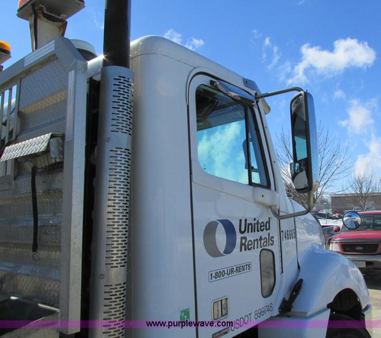 image for item I4193 2009 Freightliner Columbia 120 semi truck