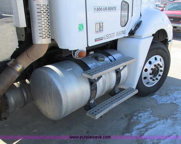 image for item I4193 2009 Freightliner Columbia 120 semi truck