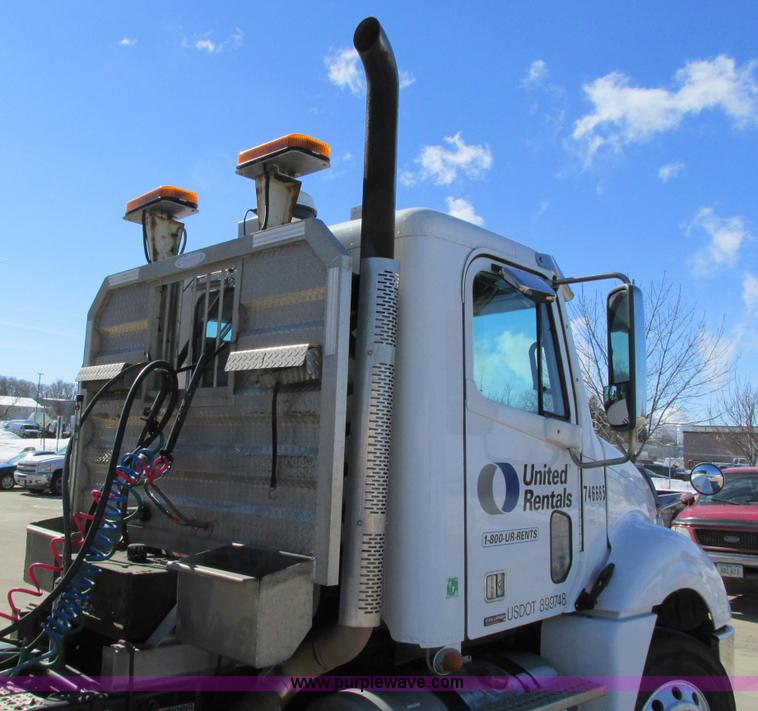 image for item I4193 2009 Freightliner Columbia 120 semi truck