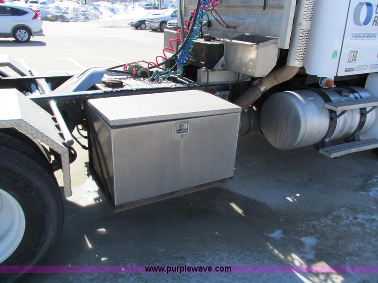 image for item I4193 2009 Freightliner Columbia 120 semi truck