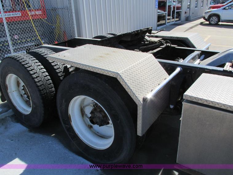 image for item I4193 2009 Freightliner Columbia 120 semi truck