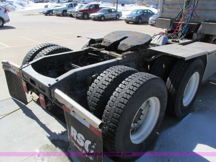 image for item I4193 2009 Freightliner Columbia 120 semi truck