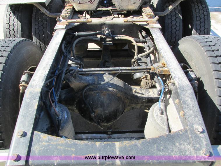 image for item I4193 2009 Freightliner Columbia 120 semi truck