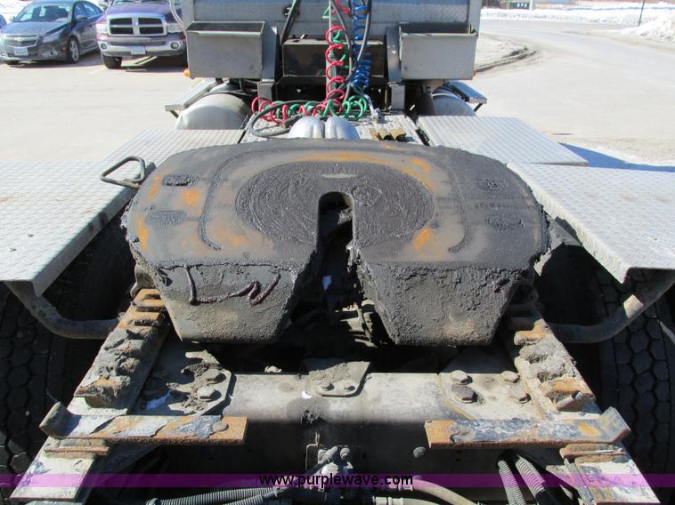 image for item I4193 2009 Freightliner Columbia 120 semi truck