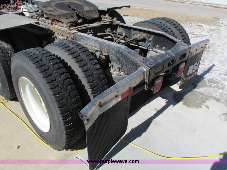 image for item I4193 2009 Freightliner Columbia 120 semi truck