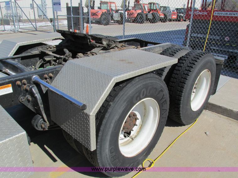 image for item I4193 2009 Freightliner Columbia 120 semi truck