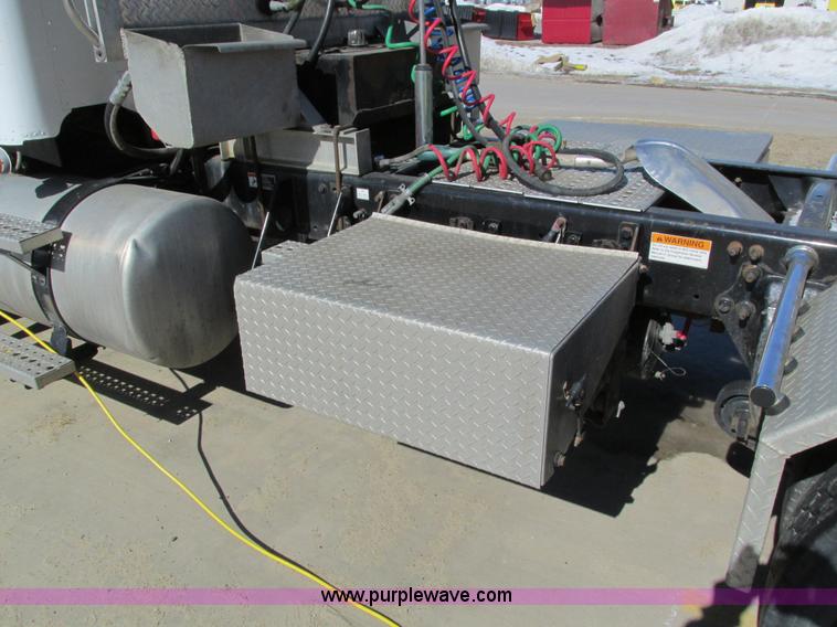 image for item I4193 2009 Freightliner Columbia 120 semi truck