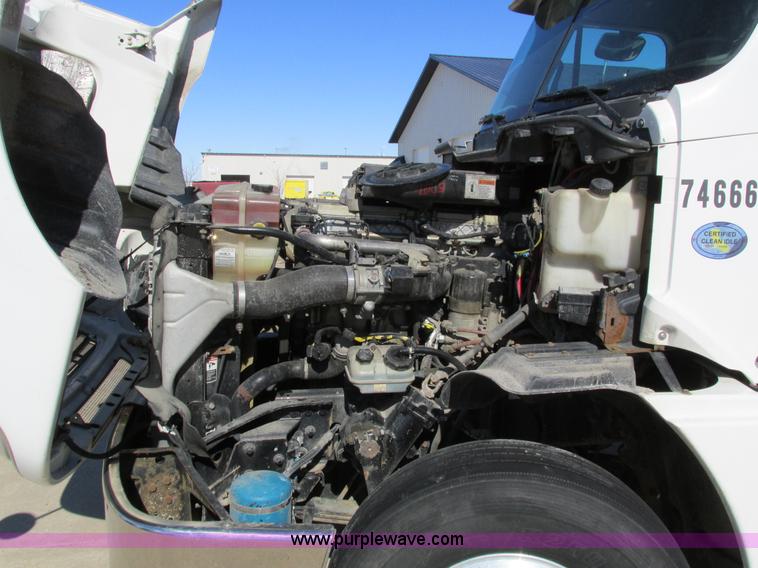 image for item I4193 2009 Freightliner Columbia 120 semi truck